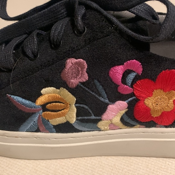 Sketchers Women’s Embroidered Sneakers - Picture 9 of 9